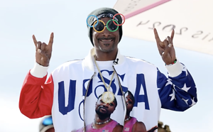Snoop Dogg's credit card was declined at a Winter Olympics dinner - so he made it right with a one-of-a-kind thank you to a Milan restaurant.
